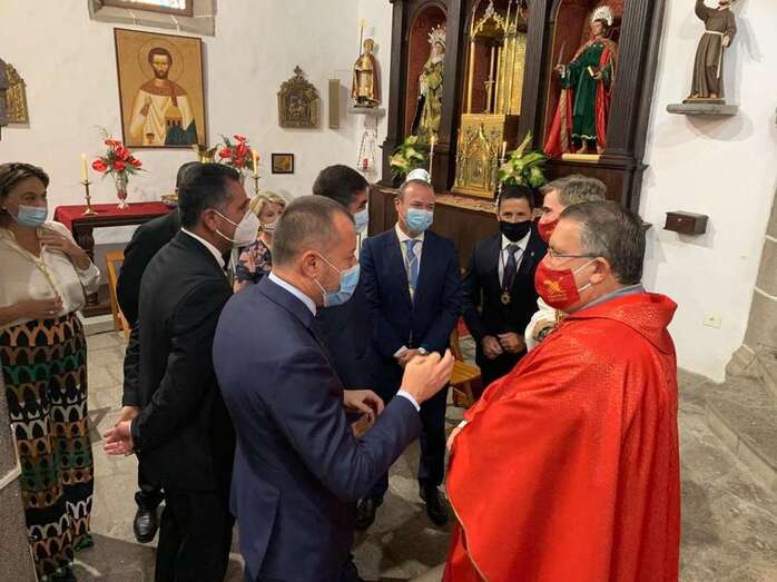 El alcalde Héctor Suárez acudió la misa del patrono del barrio capitalino/TA.